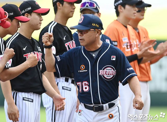 5일 오후 인천 SSG랜더스필드에서 열린 '2024 신한 SOL Bank KBO 올스타 프라이데이' 퓨처스 올스타전 남부와 북부의 경기에 앞서 두산 이정훈 감독이 그라운드에 도열하고 있다. 엑스포츠뉴스 DB