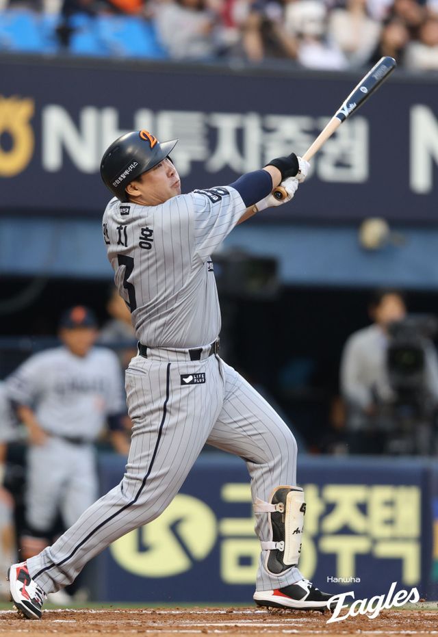 한화 이글스 베테랑 내야수 안치홍이 17일 부산 사직야구장에서 열린 2025 신한 SOL Bank KBO리그 롯데 자이언츠와의 팀 간 8차전에서 결승 선제 3점 홈런을 작렬, 팀 5연승과 선두 수성을 이끌었다. 사진 한화 이글스