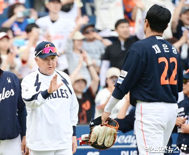 김경문(왼쪽) 한화 이글스 감독이 17일 부산 사직야구장에서 열리는 2025 신한 SOL Bank KBO리그 롯데 자이언츠와의 팀 간 8차전에 앞서 단기 대체 외국인 선수로 영입한 외야수 루이스 리베라토의 합류 일정에 대해 밝혔다. 사진 엑스포츠뉴스 DB