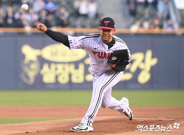 15일 오후 서울 송파구 잠실야구장에서 열린 '2025 신한 SOL Bank KBO리그' 삼성 라이온즈와 LG 트윈스의 경기, 1회초 LG 선발투수 에르난데스가 공을 힘차게 던지고 있다. 엑스포츠뉴스 DB