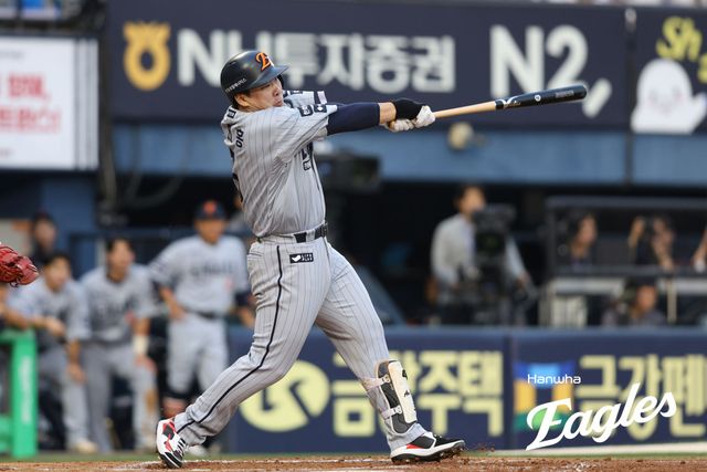 한화 이글스 베테랑 내야수 안치홍이 17일 부산 사직야구장에서 열린 2025 신한 SOL Bank KBO리그 롯데 자이언츠와의 팀 간 8차전에서 결승 선제 3점 홈런을 작렬, 팀 5연승과 선두 수성을 이끌었다. 사진 한화 이글스