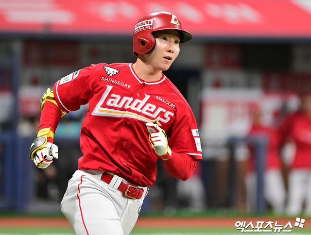 28일 오후 서울 구로구 고척스카이돔에서 열린 '2025 신한 SOL Bank KBO리그' SSG 랜더스와 키움 히어로즈의 경기, 4회초 SSG 박성한이 솔로 홈런을 날린 후 그라운드를 돌고 있다. 엑스포츠뉴스 DB