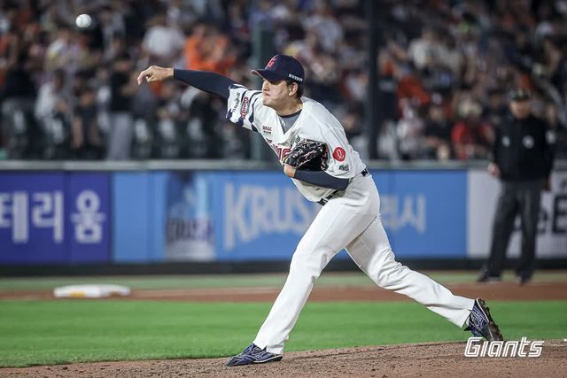 롯데 자이언츠 마무리 투수 김원중이 18일 부산 사직야구장에서 열린 2025 신한 SOL Bank KBO리그 한화 이글스와의 팀 간 9차전에서 KBO리그 역대 11번째 150세이브 고지를 밟았다. 사진 롯데 자이언츠