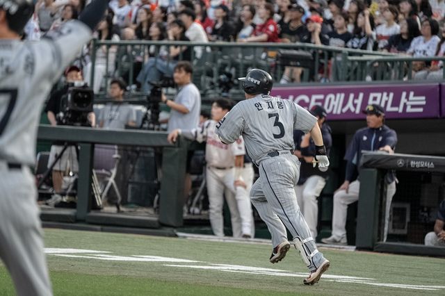 한화 이글스 베테랑 내야수 안치홍이 지난 17일 부산 사직야구장에서 열린 2025 신한 SOL Bank KBO리그 롯데 자이언츠와의 팀 간 8차전부터 안경을 착용하고 경기에 나서고 있다. 사진 한화 이글스