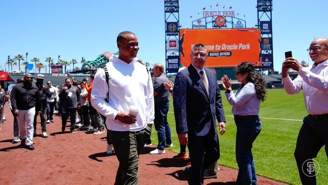 트레이드를 통해 샌프란시스코 자이언츠에 합류한 라파엘 데버스가 3번 타자-지명타자로 이적 첫 경기에 나선다. 그는 이날 경기를 앞두고 기자회견에 나섰다. 샌프란시스코 자이언츠 SNS