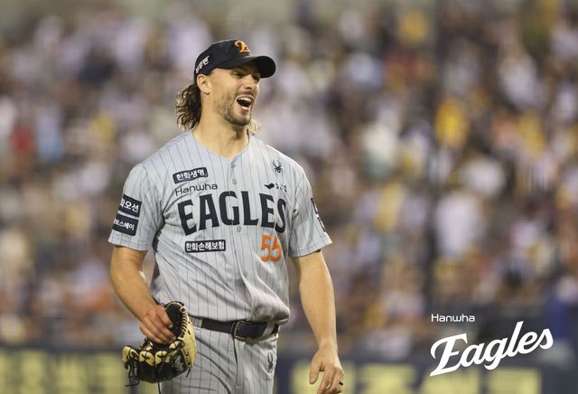 한화 이글스 외국인 투수 라이언 와이스가 17일 부산 사직야구장에서 열린 '2025 신한 SOL Bank KBO리그' 롯데 자이언츠와의 팀 간 8차전에 선발등판, 8이닝 무실점으로 승리투수가 됐다. 사진 한화 이글스