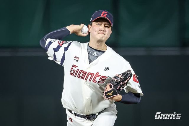 롯데 자이언츠 마무리 투수 김원중이 18일 부산 사직야구장에서 열린 2025 신한 SOL Bank KBO리그 한화 이글스와의 팀 간 9차전에서 KBO리그 역대 11번째 150세이브 고지를 밟았다. 사진 롯데 자이언츠