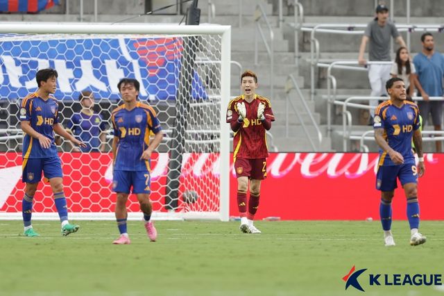 김판곤 감독이 이끄는 울산HD는 18일 미국 올랜도에 위치한 올랜도 스타디움에서 열린 마멜로디 선다운스와의 2025 FIFA 클럽월드컵 조별리그 F조 1차전서 0-1로 패했다. 전반 36분 이크람 레이너스에게 선제골을 내준 울산은 좀처럼 득점 기회를 살리지 못하며 첫 경기를 패배로 마쳤다. K리그1 3연패를 이룩했던 울산은 브라질 플루미넨시, 독일 보루시아 도르트문트와의 대결을 앞두고 있다. 세계 최고의 클럽들이 모이는 클럽월드컵에서 1승도 거두지 못하고 돌아올 가능성이 커졌다. 한국프로축구연맹