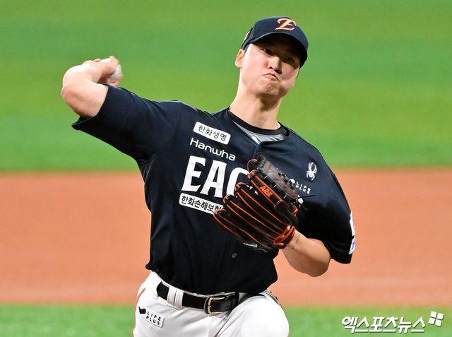 한화 이글스 강속구 사이드암 엄상백이 18일 부산 사직야구장에서 열린 2025 신한 SOL Bank KBO리그 롯데 자이언츠와의 팀 간 9차전에 선발등판, 3.2이닝 6실점(5자책)으로 패전투수가 됐다. 사진 엑스포츠뉴스 DB