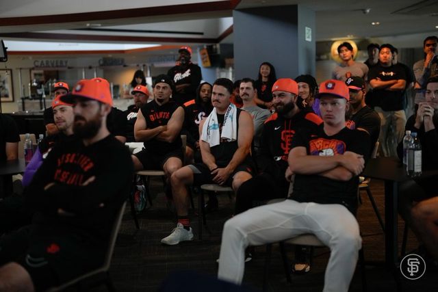 트레이드를 통해 샌프란시스코 자이언츠에 합류한 라파엘 데버스가 3번 타자-지명타자로 이적 첫 경기에 나선다. 그는 이날 경기를 앞두고 기자회견에 나섰다. 샌프란시스코 자이언츠 SNS