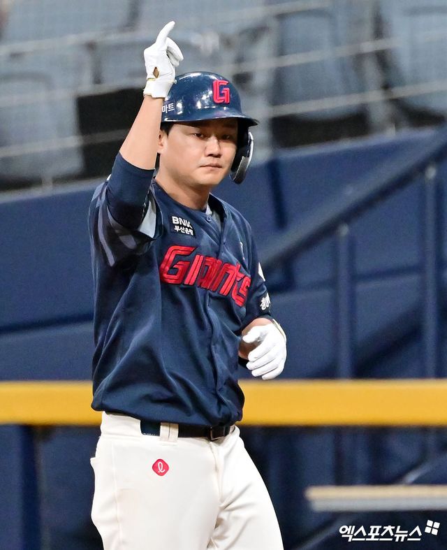 롯데 자이언츠 내야수 손호영이 18일 부산 사직야구장에서 열리는 2025 신한 SOL Bank KBO리그 한화 이글스와의 팀 간 9차전에 앞서 부상으로 1군 엔트리에서 제외됐다. 사진 엑스포츠뉴스 DB