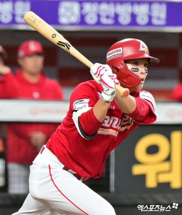 17일 오후 대전 한화생명 볼파크에서 열린 '2025 신한 SOL Bank KBO리그' SSG 랜더스와 한화 이글스의 더블헤더 2차전 경기, 5회초 무사 2,3루 SSG 정준재가 2타점 2루타를 날리고 있다. 엑스포츠뉴스 DB