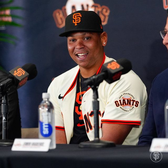 트레이드를 통해 샌프란시스코 자이언츠에 합류한 라파엘 데버스가 3번 타자-지명타자로 이적 첫 경기에 나선다. 그는 이날 경기를 앞두고 기자회견에 나섰다. 샌프란시스코 자이언츠 SNS