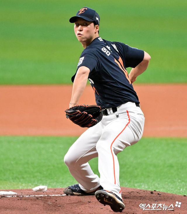 한화 이글스 강속구 사이드암 엄상백이 18일 부산 사직야구장에서 열린 2025 신한 SOL Bank KBO리그 롯데 자이언츠와의 팀 간 9차전에 선발등판, 3.2이닝 6실점(5자책)으로 패전투수가 됐다. 사진 엑스포츠뉴스 DB