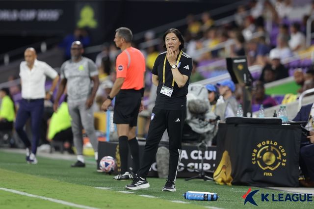 김판곤 감독이 이끄는 울산HD는 18일 미국 올랜도에 위치한 올랜도 스타디움에서 열린 마멜로디 선다운스와의 2025 FIFA 클럽월드컵 조별리그 F조 1차전서 0-1로 패했다. 전반 36분 이크람 레이너스에게 선제골을 내준 울산은 좀처럼 득점 기회를 살리지 못하며 첫 경기를 패배로 마쳤다. K리그1 3연패를 이룩했던 울산은 브라질 플루미넨시, 독일 보루시아 도르트문트와의 대결을 앞두고 있다. 세계 최고의 클럽들이 모이는 클럽월드컵에서 1승도 거두지 못하고 돌아올 가능성이 커졌다. 한국프로축구연맹