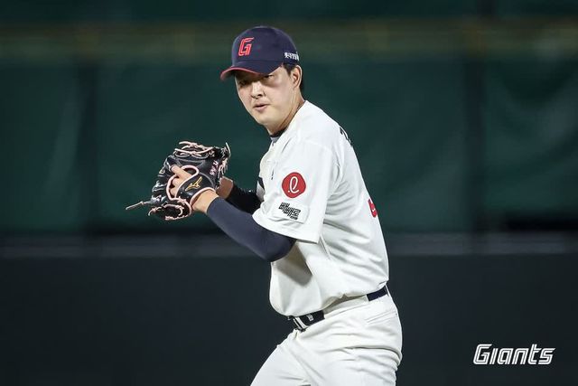 롯데 자이언츠 마무리 투수 김원중이 18일 부산 사직야구장에서 열린 2025 신한 SOL Bank KBO리그 한화 이글스와의 팀 간 9차전에서 KBO리그 역대 11번째 150세이브 고지를 밟았다. 사진 롯데 자이언츠