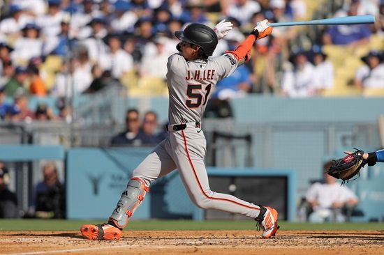 샌프란시스코 자이언츠 이정후가 16일 다저스타디움에서 열린 2025 미국 메이저리그 LA 다저스와의 원정 경기에서 경기를 뒤집는 역전 2타점 3루타를 터트렸다. 연합뉴스