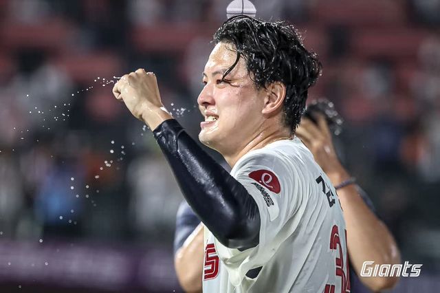 롯데 자이언츠 마무리 투수 김원중이 18일 부산 사직야구장에서 열린 2025 신한 SOL Bank KBO리그 한화 이글스와의 팀 간 9차전에서 KBO리그 역대 11번째 150세이브 고지를 밟았다. 사진 롯데 자이언츠