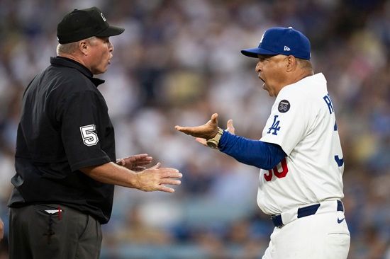 데이브 로버츠 LA 다저스 감독이 오타니 쇼헤이의 몸에 맞는 볼에 대해 항의하다가 심판으로부터 퇴장 명령을 받았다. 연합뉴스
