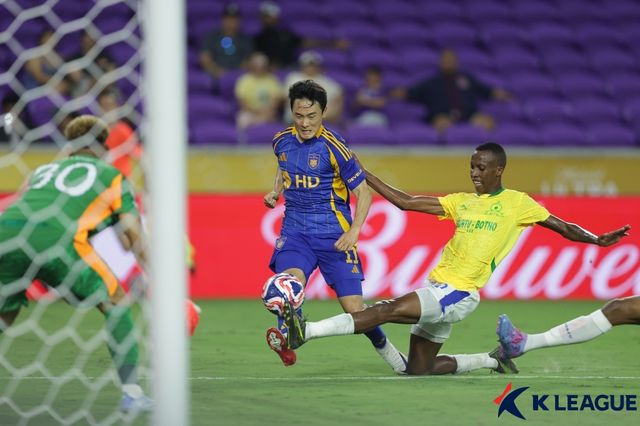 김판곤 감독이 이끄는 울산HD는 18일 미국 올랜도에 위치한 올랜도 스타디움에서 열린 마멜로디 선다운스와의 2025 FIFA 클럽월드컵 조별리그 F조 1차전서 0-1로 패했다. 전반 36분 이크람 레이너스에게 선제골을 내준 울산은 좀처럼 득점 기회를 살리지 못하며 첫 경기를 패배로 마쳤다. K리그1 3연패를 이룩했던 울산은 브라질 플루미넨시, 독일 보루시아 도르트문트와의 대결을 앞두고 있다. 세계 최고의 클럽들이 모이는 클럽월드컵에서 1승도 거두지 못하고 돌아올 가능성이 커졌다. 한국프로축구연맹