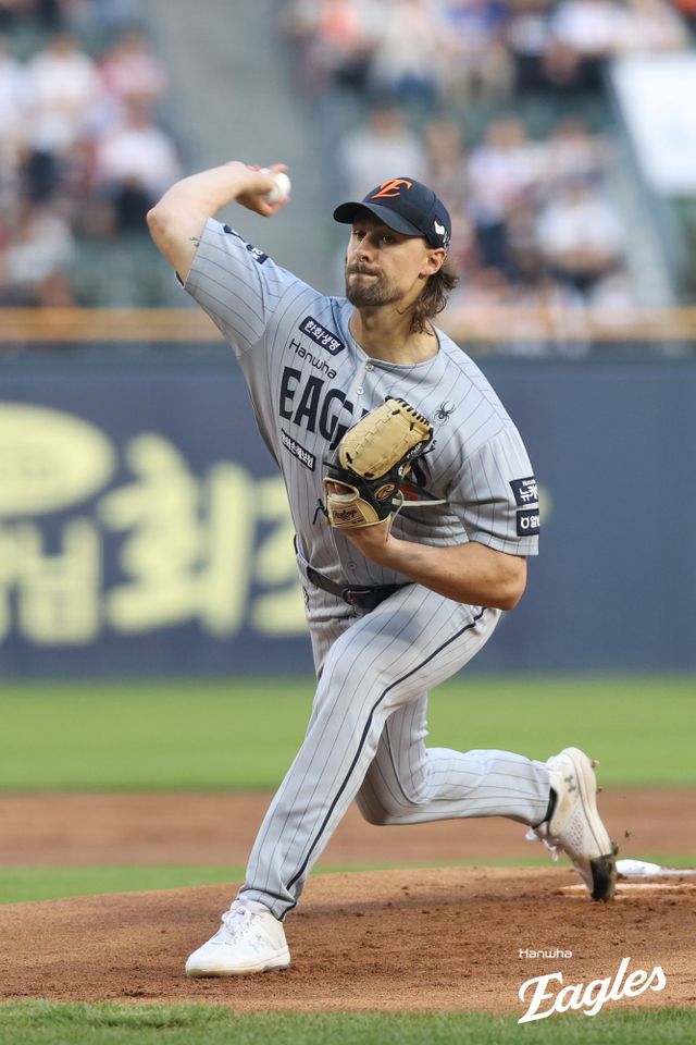 한화 이글스 외국인 투수 라이언 와이스가 17일 부산 사직야구장에서 열린 '2025 신한 SOL Bank KBO리그' 롯데 자이언츠와의 팀 간 8차전에 선발등판, 8이닝 무실점으로 승리투수가 됐다. 사진 한화 이글스