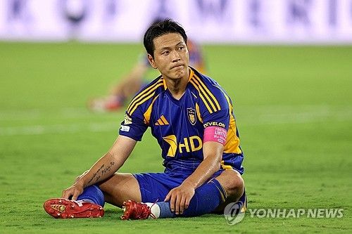 김판곤 감독이 이끄는 울산HD는 18일 미국 올랜도에 위치한 올랜도 스타디움에서 열린 마멜로디 선다운스와의 2025 FIFA 클럽월드컵 조별리그 F조 1차전서 0-1로 패했다. 전반 36분 이크람 레이너스에게 선제골을 내준 울산은 좀처럼 득점 기회를 살리지 못하며 첫 경기를 패배로 마쳤다. K리그1 3연패를 이룩했던 울산은 브라질 플루미넨시, 독일 보루시아 도르트문트와의 대결을 앞두고 있다. 세계 최고의 클럽들이 모이는 클럽월드컵에서 1승도 거두지 못하고 돌아올 가능성이 커졌다. 연합뉴스