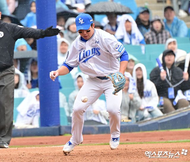 5일 오후 대구삼성라이온즈파크에서 열린 '2025 신한 SOL Bank KBO리그' 한화 이글스와 삼성 라이온즈의 경기, 3회초 2사 1루 삼성 김영웅이 한화 김태연의 타구를 놓치고 있다. 엑스포츠뉴스 DB