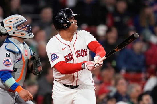 트레이드를 통해 샌프란시스코 자이언츠에 합류한 라파엘 데버스가 3번 타자-지명타자로 이적 첫 경기에 나선다. 그는 이날 경기를 앞두고 기자회견에 나섰다. 연합뉴스