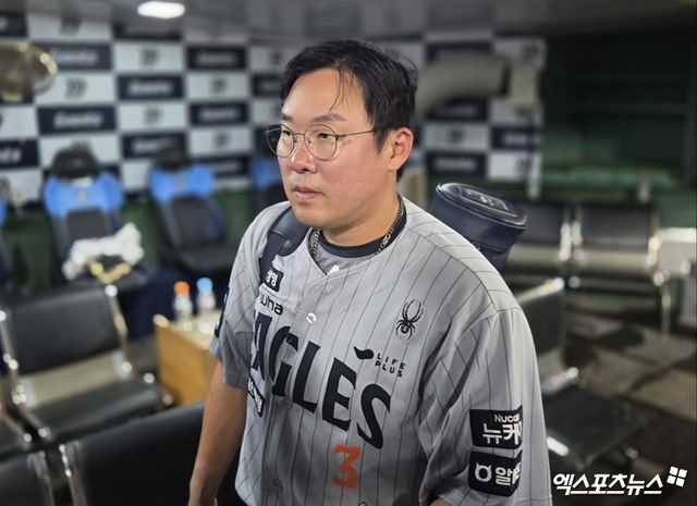 한화 이글스 베테랑 내야수 안치홍이 지난 17일 부산 사직야구장에서 열린 2025 신한 SOL Bank KBO리그 롯데 자이언츠와의 팀 간 8차전부터 안경을 착용하고 경기에 나서고 있다. 사진 엑스포츠뉴스