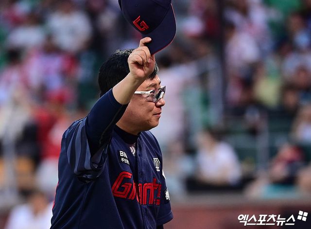 김태형 감독이 이끄는 롯데 자이언츠가 18일 부산 사직야구장에서 열리는 2025 신한 SOL Bank KBO리그 한화 이글스와 팀 간 9차전에서 연패 탈출에 도전한다. 사진 엑스포츠뉴스 DB