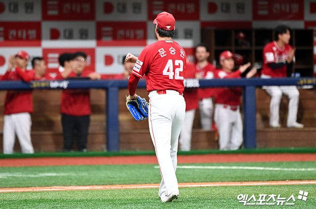 7일 오후 서울 구로구 고척스카이돔에서 열린 '2024 신한 SOL Bank KBO리그' SSG 랜더스와 키움 히어로즈의 경기, 6회말 1사 1,3루 SSG 문승원이 키움 고영우를 병살타로 처리한 후 기뻐하고 있다. 엑스포츠뉴스 DB