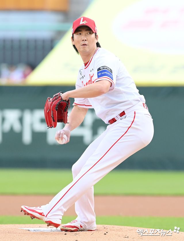13일 오후 인천SSG랜더스필드에서 열린 '2025 신한 SOL Bank KBO리그' NC 다이노스와 SSG 랜더스의 경기, 1회초 SSG 선발투수 문승원이 공을 힘차게 던지고 있다. 엑스포츠뉴스 DB