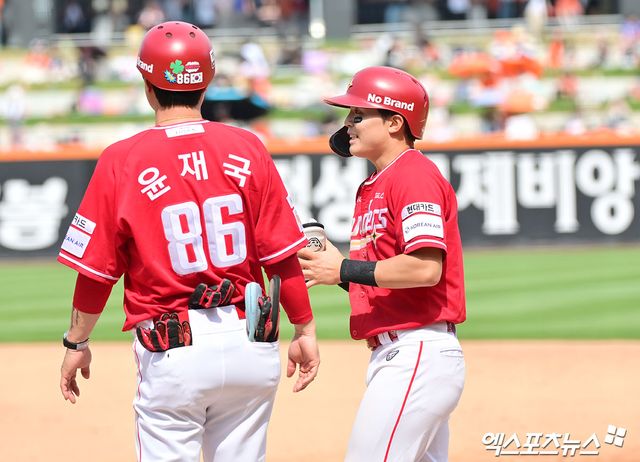 18일 오후 대전 한화생명 볼파크에서 열린 '2025 신한 SOL Bank KBO리그' SSG 랜더스와 한화 이글스의 경기, 4회초 SSG 정준재가 기습번트를 성공시키고 있다. 엑스포츠뉴스 DB