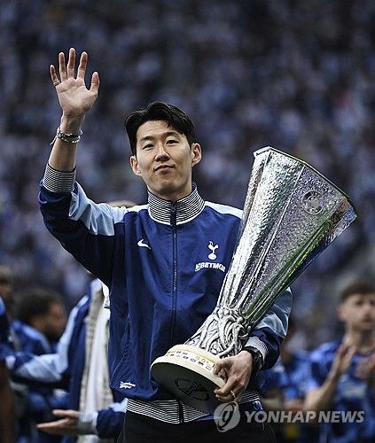 최근 공신력 높은 언론들이 연달아 손흥민의 상황을 다루고 있는 와중에 유럽축구 이적시장 전문가로 알려진 파브리치오 로마노까지 손흥민의 거취와 관련해 입을 열었다. 로마노는 손흥민의 거취가 아직 정해지지는 않았지만, 사우디아라비아 프로리그 구단들이 손흥민에게 강한 관심을 갖고 있는 게 사실이라고 밝혔다. 사진 연합뉴스