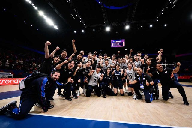 한국 여자배구 대표팀 선수단이 18일 튀르키예 이스탄불에서 열린 2025 FIVB 발리볼네이션스리그 2주차 첫 경기 캐나다전에서 승리한 뒤 기념촬영하고 있다. FIVB 공식 홈페이지