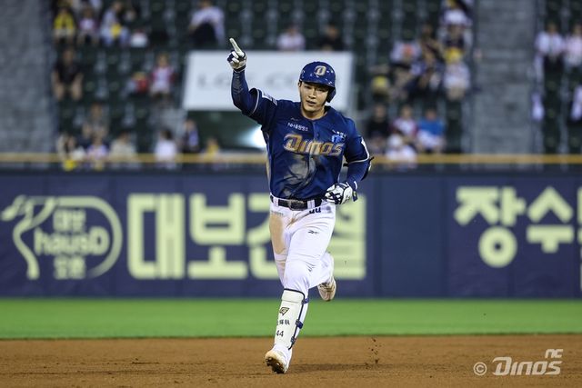 NC 다이노스가 선발투수 신민혁의 7이닝 무실점 호투에 힘입어 잠실 원정에서 위닝 시리즈를 따냈다. NC 다이노스