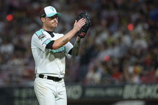 선발투수 애덤 올러의 호투와 불펜 안정감을 앞세운 KIA 타이거즈가 KT 위즈 상대 시리즈 스윕을 따내며 리그 단독 5위로 올라섰다. 올러는 이날 6이닝 10탈삼진 무실점 피칭을 펼치며 자신의 KBO리그 한 경기 최다 탈삼진 기록을 경신했다. 8회 등판한 성영탁은 2이닝을 무실잼으로 책임져 타이거즈 구단 역사상 신인 최다 이닝 연속 무실점 기록을 경신했다. 타선에서는 최형우가 선제 솔로포, 위즈덤이 쐐기 투런포를 터트렸다. KIA 타이거즈