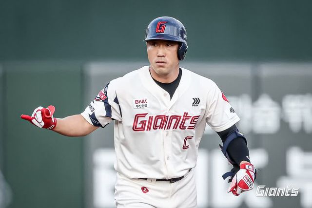 롯데 자이언츠 캡틴 전준우가 19일 부산 사직야구장에서 열린 2025 신한 SOL Bank KBO리그 한화 이글스와의 팀 간 10차전에서 1회말 선제 1타점 2루타를 때려냈다. 사진 롯데 자이언츠