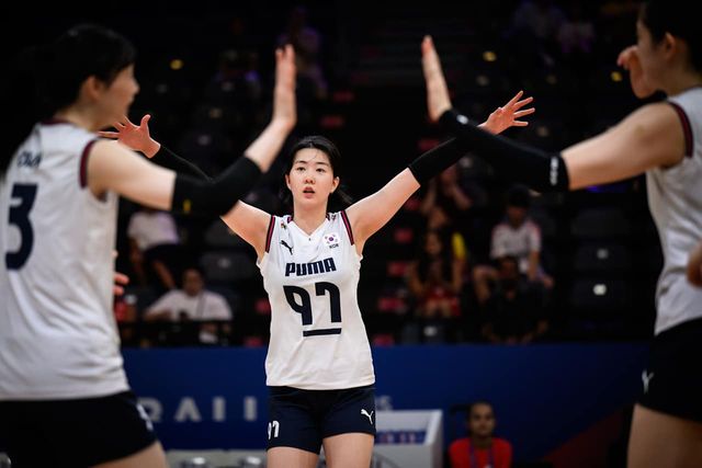 97번을 단 한국 여자배구 대표팀 주장 강소휘가 18일 튀르키예 이스탄불에서 열린 2025 FIVB 발리볼네이션스리그 2주차 첫 경기 캐나다전에서 득점한 뒤 세리머니하고 있다. FIVB 공식 홈페이지