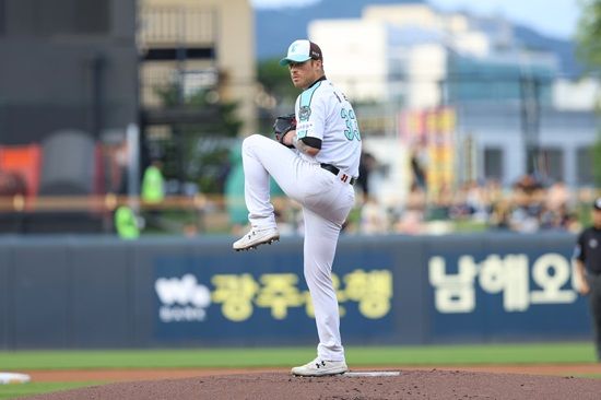 선발투수 애덤 올러의 호투와 불펜 안정감을 앞세운 KIA 타이거즈가 KT 위즈 상대 시리즈 스윕을 따내며 리그 단독 5위로 올라섰다. 올러는 이날 6이닝 10탈삼진 무실점 피칭을 펼치며 자신의 KBO리그 한 경기 최다 탈삼진 기록을 경신했다. 8회 등판한 성영탁은 2이닝을 무실잼으로 책임져 타이거즈 구단 역사상 신인 최다 이닝 연속 무실점 기록을 경신했다. 타선에서는 최형우가 선제 솔로포, 위즈덤이 쐐기 투런포를 터트렸다. KIA 타이거즈