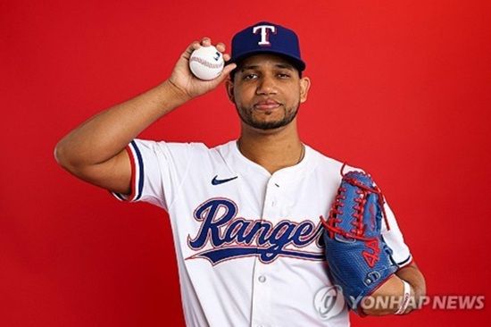 삼성 라이온즈가 발등 피로골절 재발 부상을 당한 기존 외국인 투수 데니 레예스와 결별 뒤 5일 만에 새 외국인 투수 헤르손 가라비토 영입을 공식 발표했다. 가라비토는 잔여 시즌 연봉 35만 6666달러에 계약 도장을 찍었다. 연합뉴스