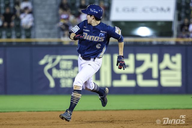 NC 다이노스가 선발투수 신민혁의 7이닝 무실점 호투에 힘입어 잠실 원정에서 위닝 시리즈를 따냈다. NC 다이노스