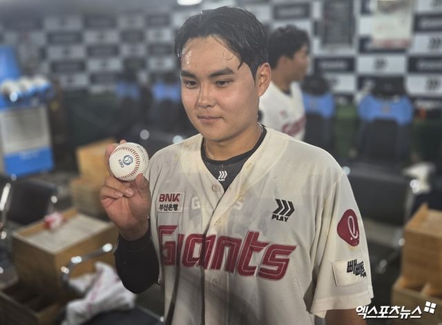 롯데 자이언츠 고졸루키 박재엽이 18일 부산 사직야구장에서 열린 2025 신한 SOL Bank KBO리그 한화 이글스와의 팀 간 9차전에서 프로 데뷔 첫 홈런을 기록, 팀 승리를 견인했다. 사진 엑스포츠뉴스