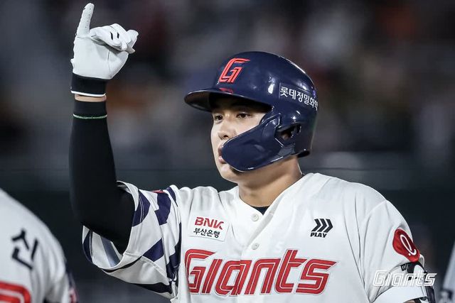 롯데 자이언츠 고졸루키 포수 박재엽이 19일 부산 사직야구장에서 열리는 2025 신한 SOL Bank KBO리그 한화 이글스와 팀 간 10차전에 8번타자 겸 포수로 선발출전 한다. 사진 롯데 자이언츠