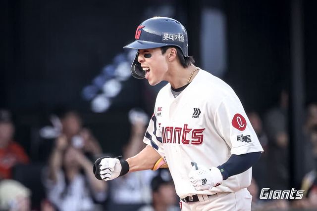 롯데 자이언츠 외야수 김동혁이 18일 부산 사직야구장에서 열린 2025 신한 SOL Bank KBO리그 한화 이글스와의 팀 간 9차전에서 4타수 2안타 2타점을 기록, 팀 6-3 승리에 힘을 보탰다. 사진 롯데 자이언츠