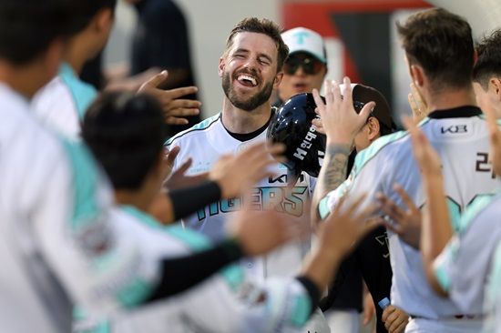 선발투수 애덤 올러의 호투와 불펜 안정감을 앞세운 KIA 타이거즈가 KT 위즈 상대 시리즈 스윕을 따내며 리그 단독 5위로 올라섰다. 올러는 이날 6이닝 10탈삼진 무실점 피칭을 펼치며 자신의 KBO리그 한 경기 최다 탈삼진 기록을 경신했다. 8회 등판한 성영탁은 2이닝을 무실잼으로 책임져 타이거즈 구단 역사상 신인 최다 이닝 연속 무실점 기록을 경신했다. 타선에서는 최형우가 선제 솔로포, 위즈덤이 쐐기 투런포를 터트렸다. KIA 타이거즈