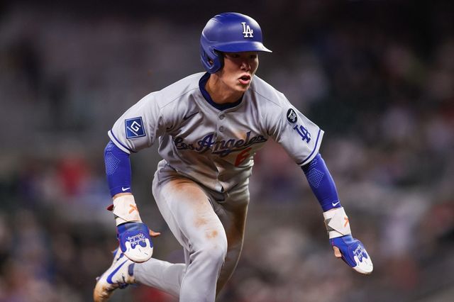 4경기 만에 선발 출전 기회를 받은 LA 다저스 김혜성이 결정적인 2루타와 역전 득점을 기록하고도 세 번째 타석에서 교체 아웃됐다. 김혜성은 19일 미국 캘리포니아주 로스앤젤레스 다저스타디움에서 열린 2025 미국 메이저리그(MLB) 샌디에이고 파드리스와의 홈경기에 8번 타자 겸 중견수로 선발 출전, 2타수 1안타(2루타) 1득점을 기록했다. 김혜성은 상대 구원투수로 좌완이 나오자 교체됐다. 연합뉴스