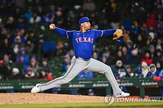 삼성 라이온즈가 발등 피로골절 재발 부상을 당한 기존 외국인 투수 데니 레예스와 결별 뒤 5일 만에 새 외국인 투수 헤르손 가라비토 영입을 공식 발표했다. 가라비토는 잔여 시즌 연봉 35만 6666달러에 계약 도장을 찍었다. 연합뉴스