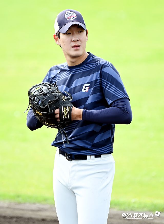 최근 수비 훈련 도중 눈에 공을 맞아 전열에서 이탈했던 롯데 자이언츠 나승엽이 1군 복귀에 고삐를 당겼다. 그는 19일 김해 상동야구장에서 열린 2025 메디힐 KBO 퓨처스리그 NC 다이노스와 홈경기에 1번 타자 겸 지명타자로 선발 출전해 3타수 무안타 1타점 1볼넷 2삼진을 기록했다. 엑스포츠뉴스 DB