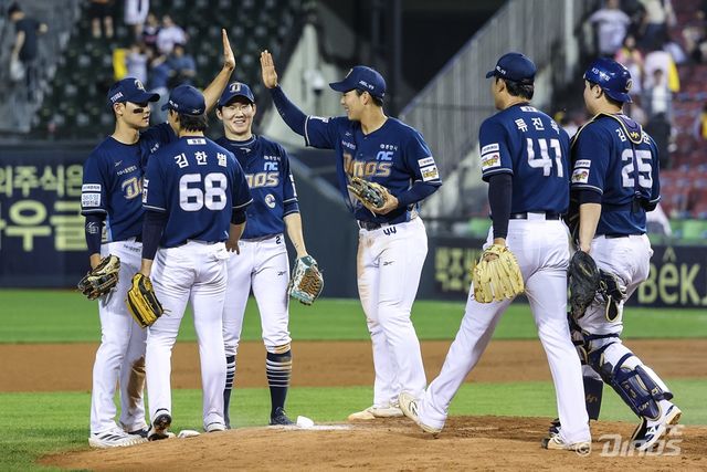 NC 다이노스가 선발투수 신민혁의 7이닝 무실점 호투에 힘입어 잠실 원정에서 위닝 시리즈를 따냈다. NC 다이노스